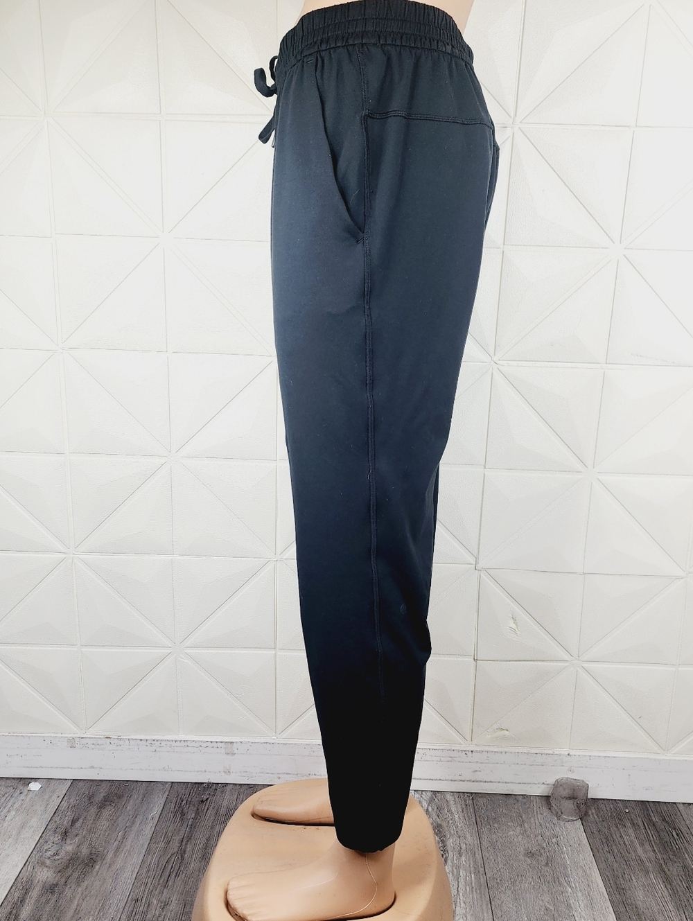 lululemon athletica Men's Black Elastic Drawstring Joggers - Picture 3 of 6